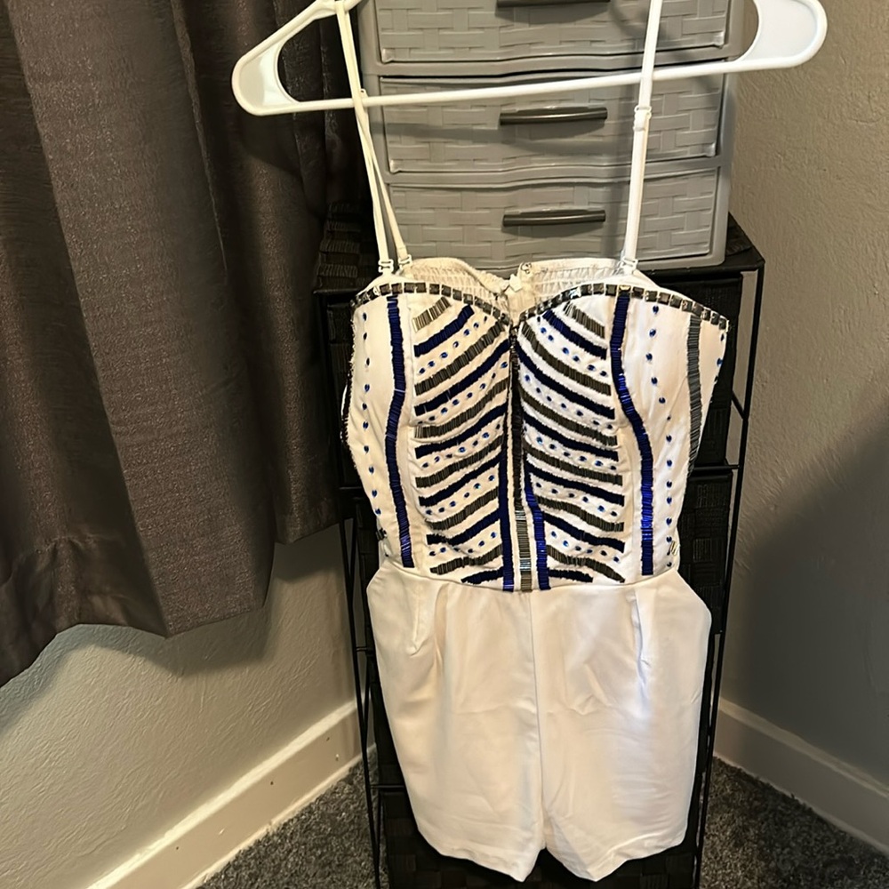 Romper, like new, don’t remember were I bought this navy, white, sliver,